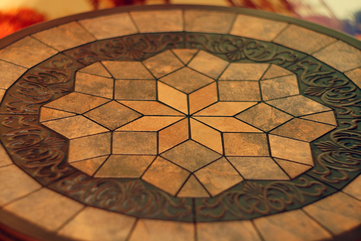 Столы из керамической плитки для беседки