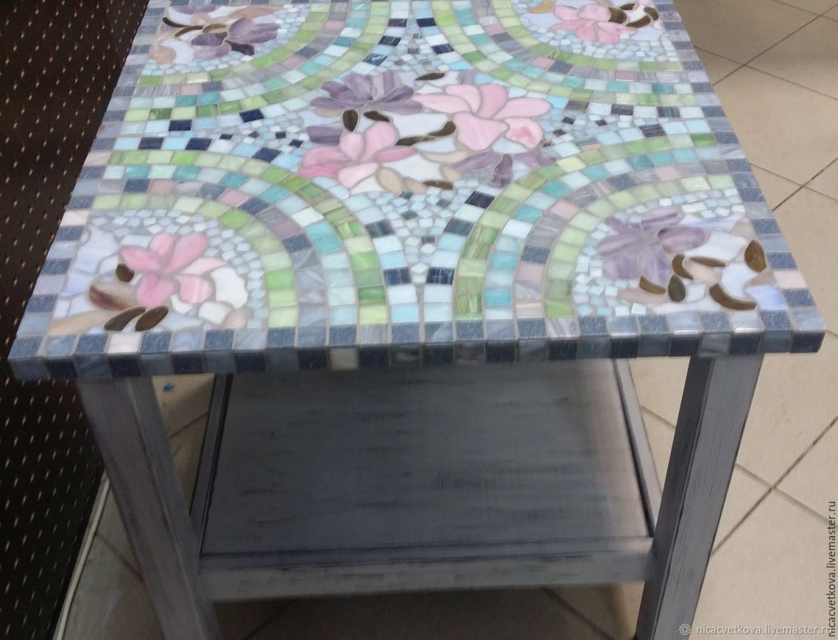 Стол отделанный мозаикой