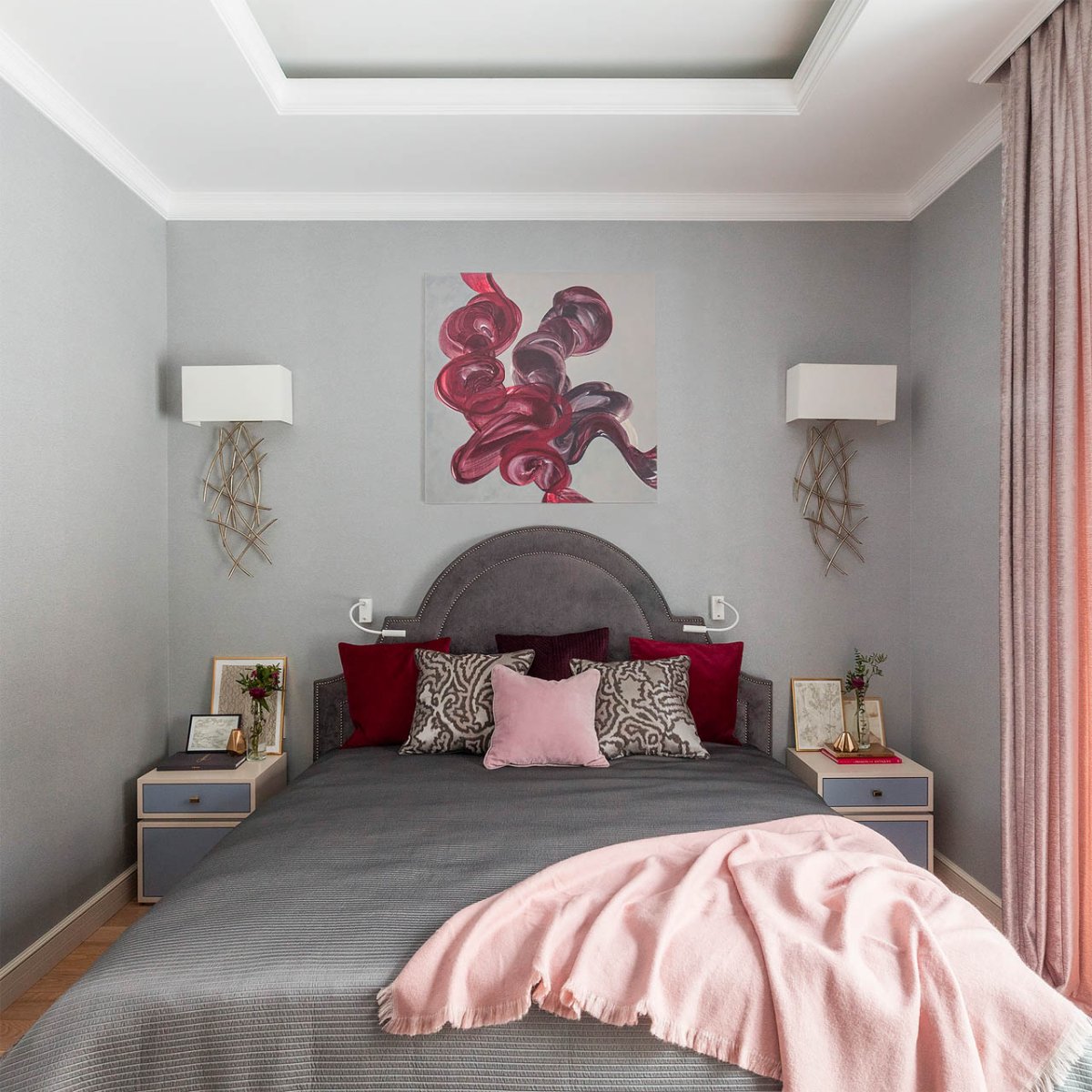 Спальня с розовыми акцентами