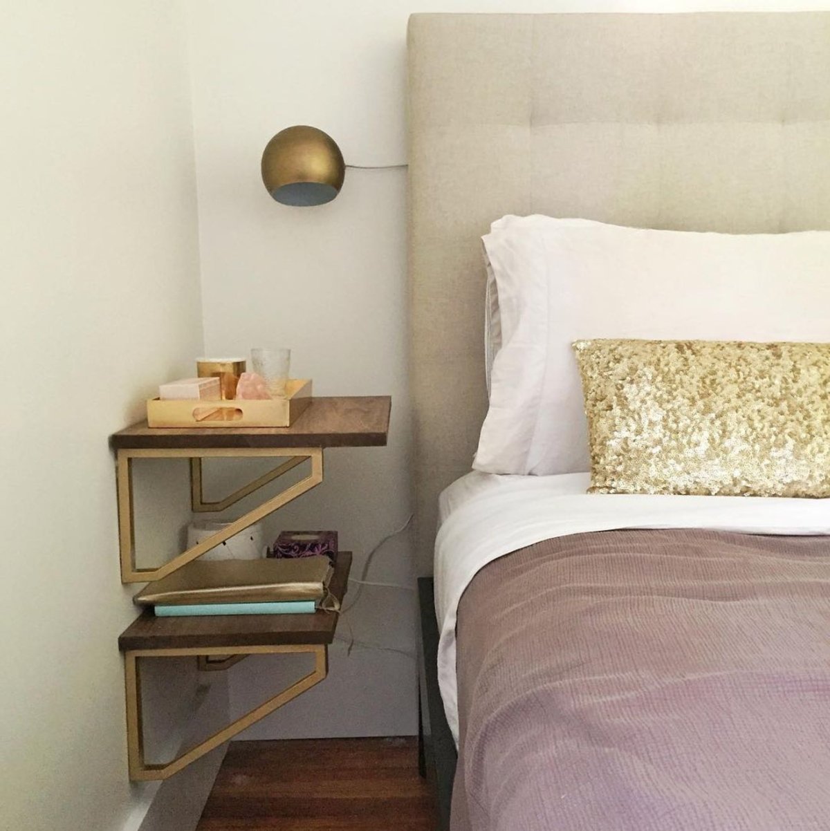 Тумба прикроватная в интерьере спальни