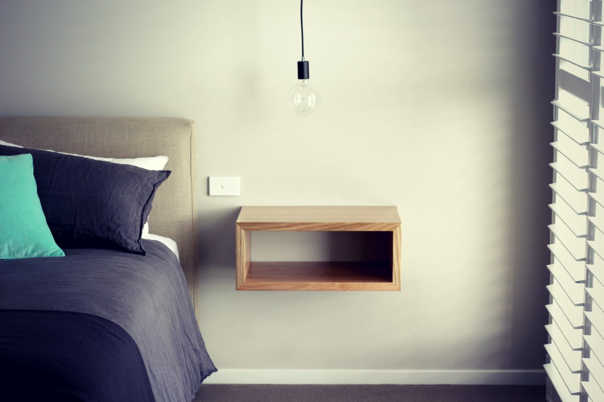 Кровать с полкой в изголовье