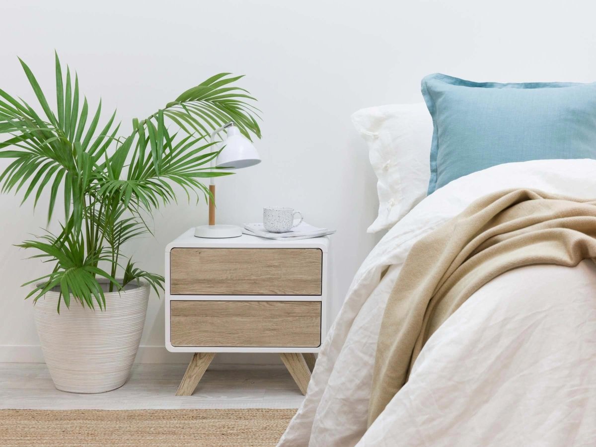 Светильники над изголовьем кровати