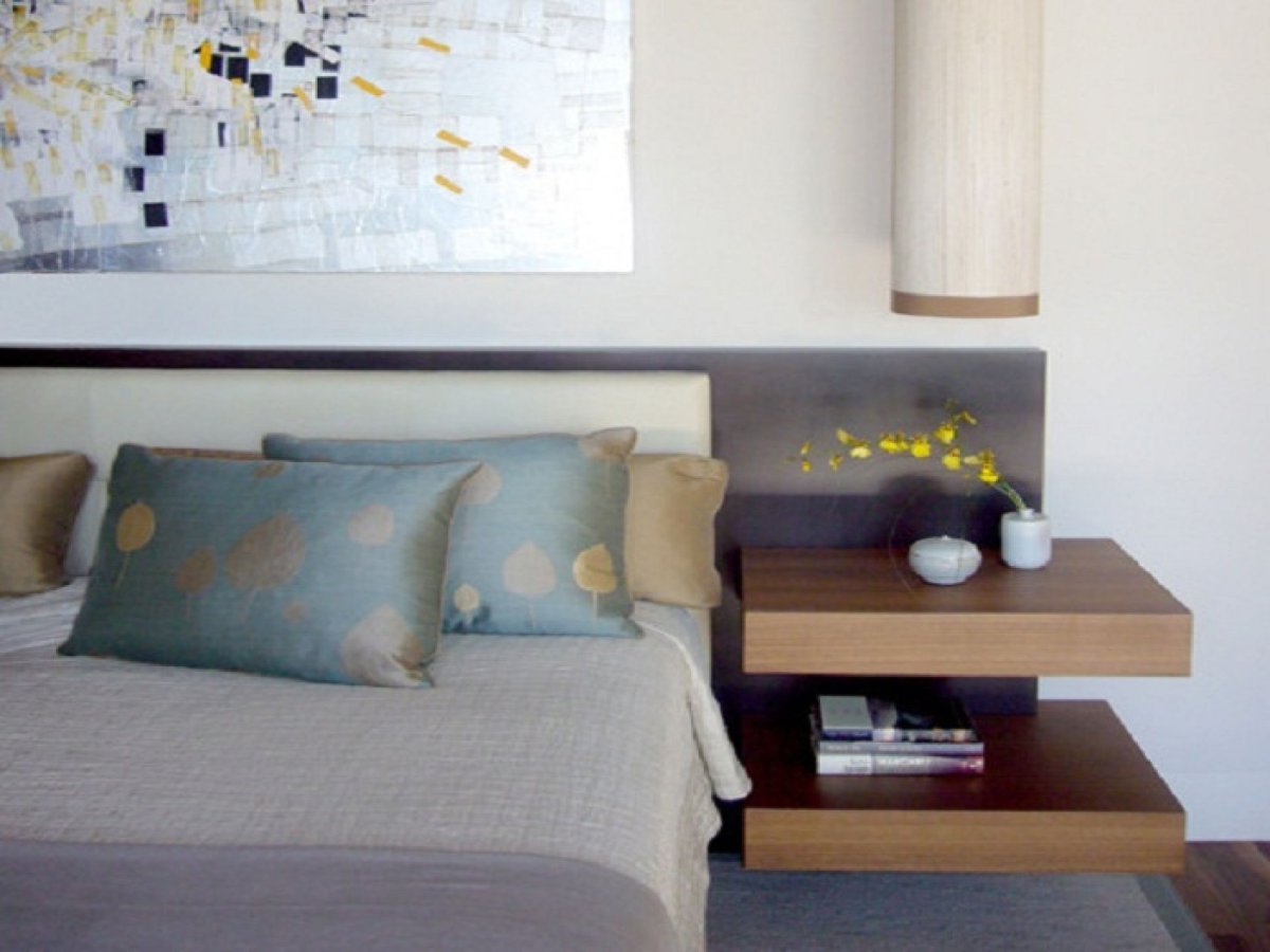 Полочка над кроватью