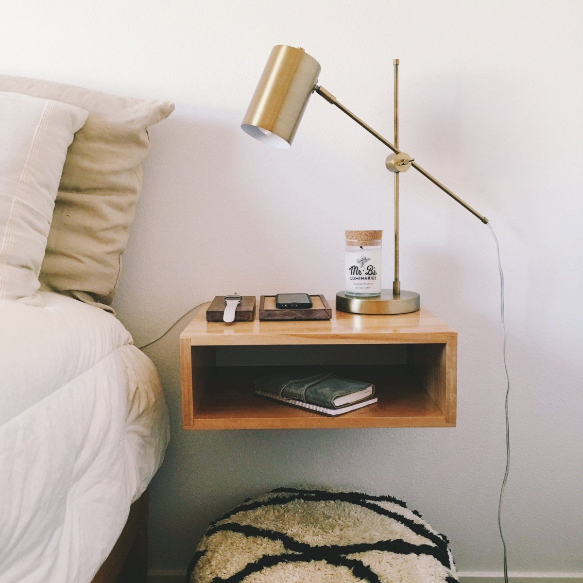 Полка над кроватью в спальне