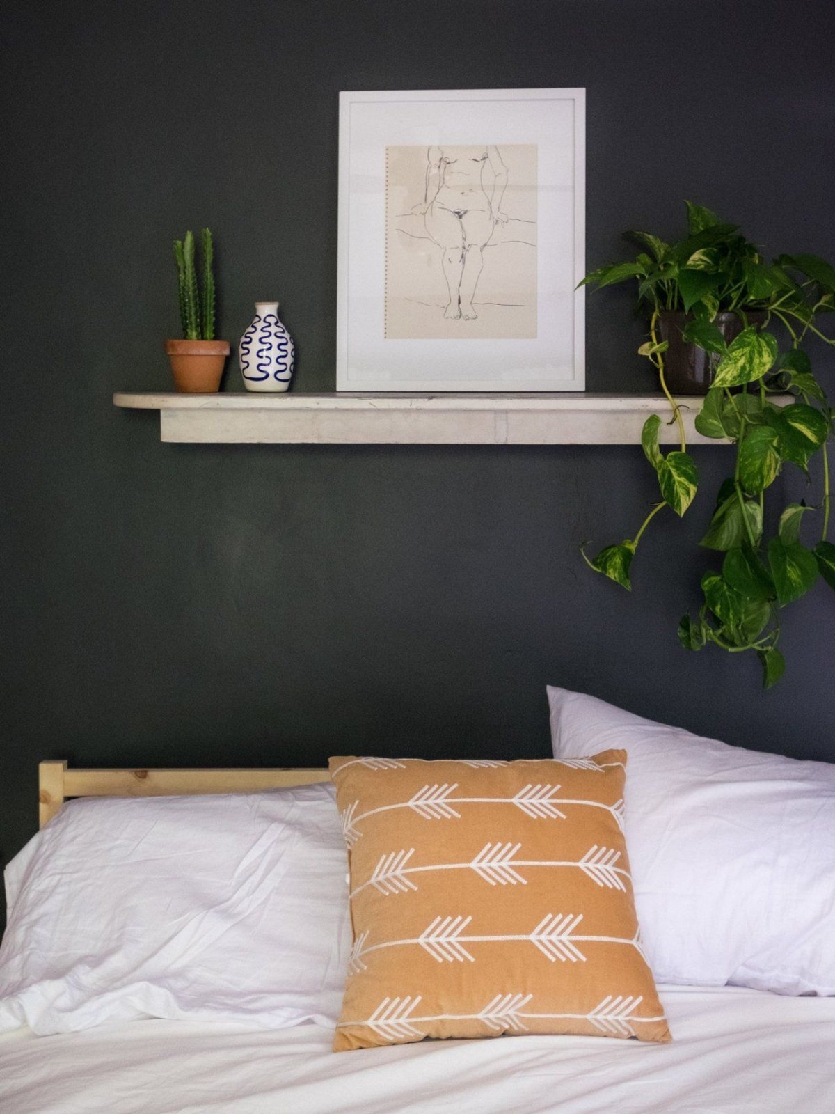 Полка ЛАКК икеа над кроватью