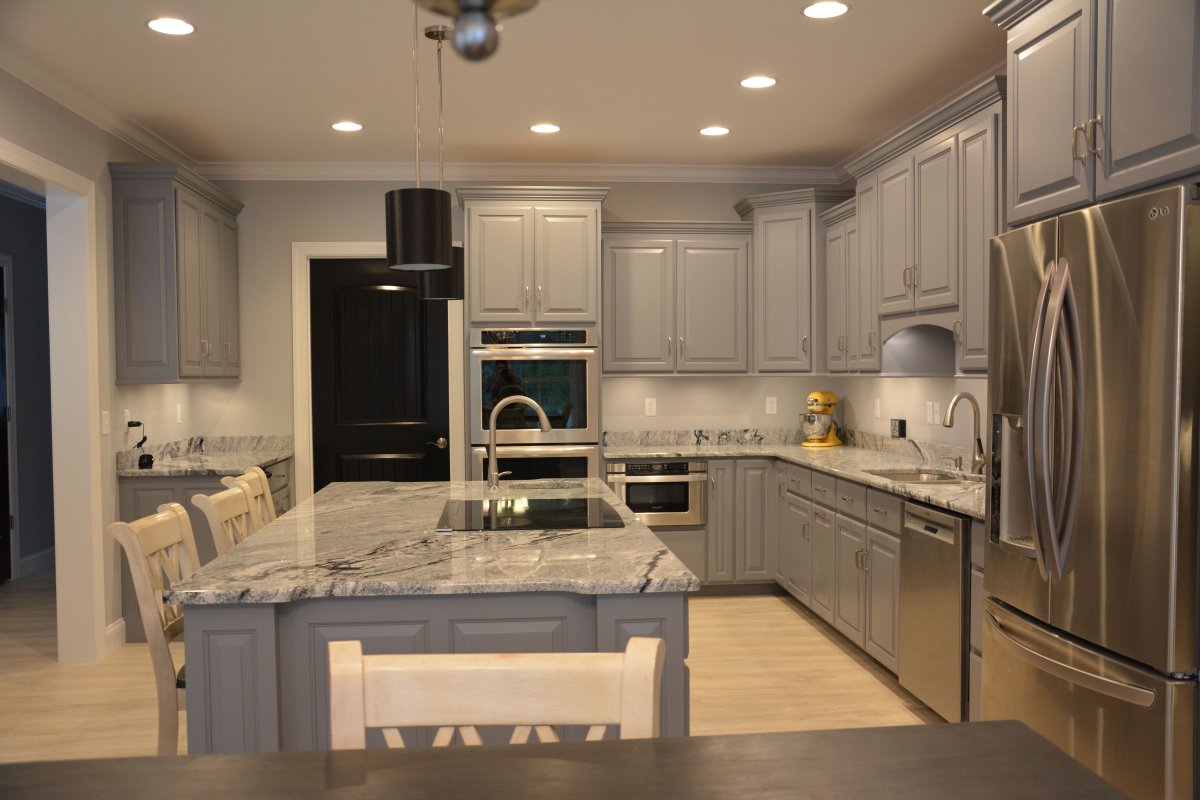 Серая кухня с бежевой столешницей