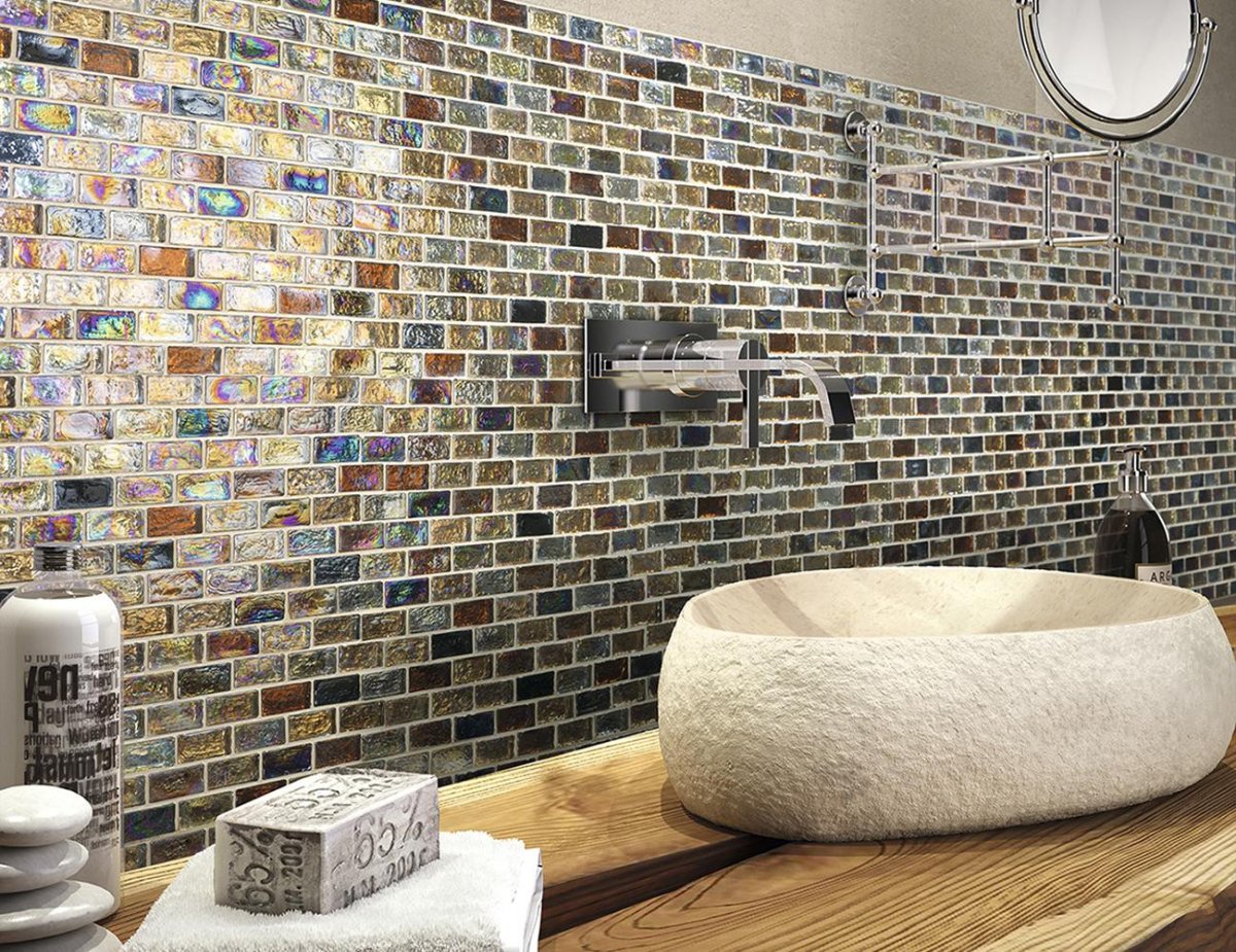 Зеркальная мозаика в туалете