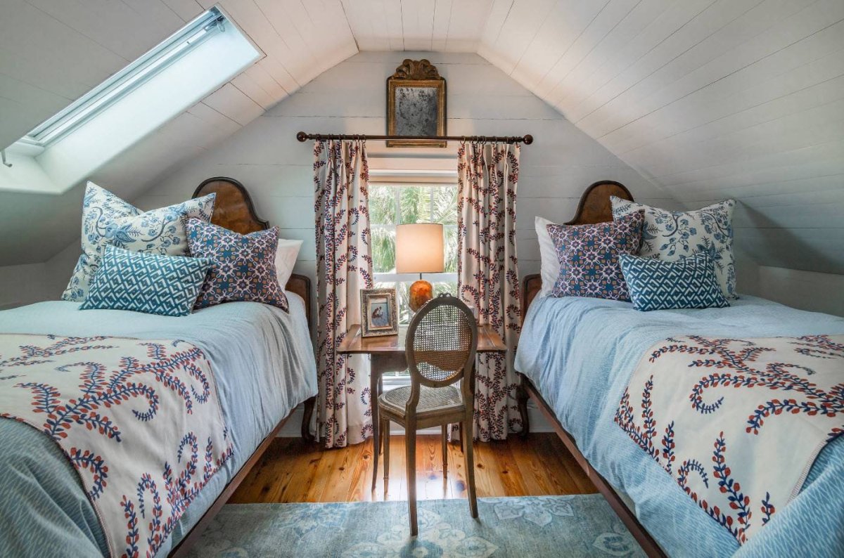 Маленькая спальня с большой кроватью