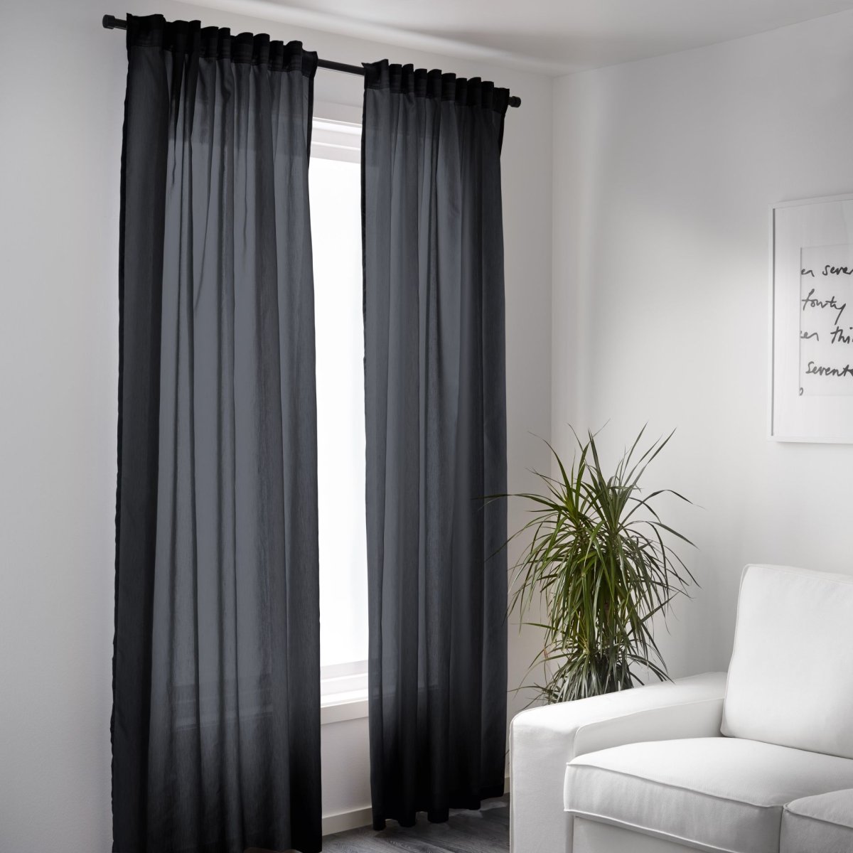 Тёмные шторы в спальню