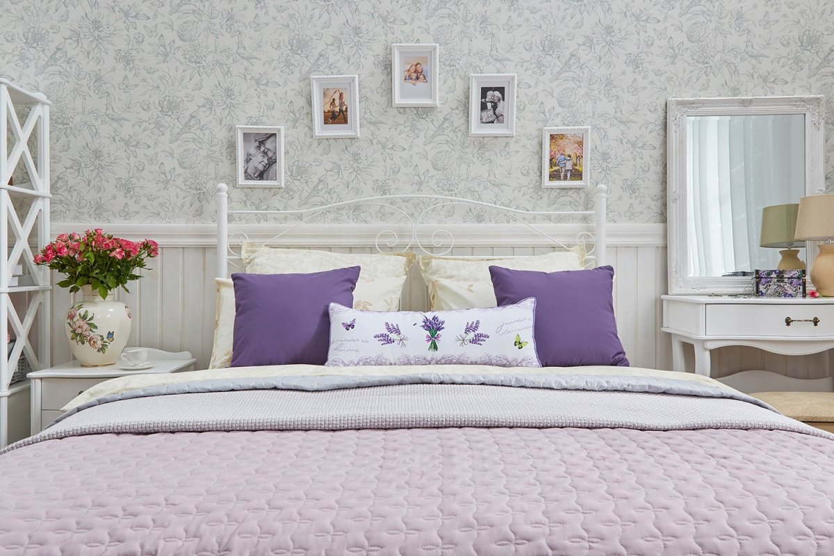 Лаванда в интерьере спальни