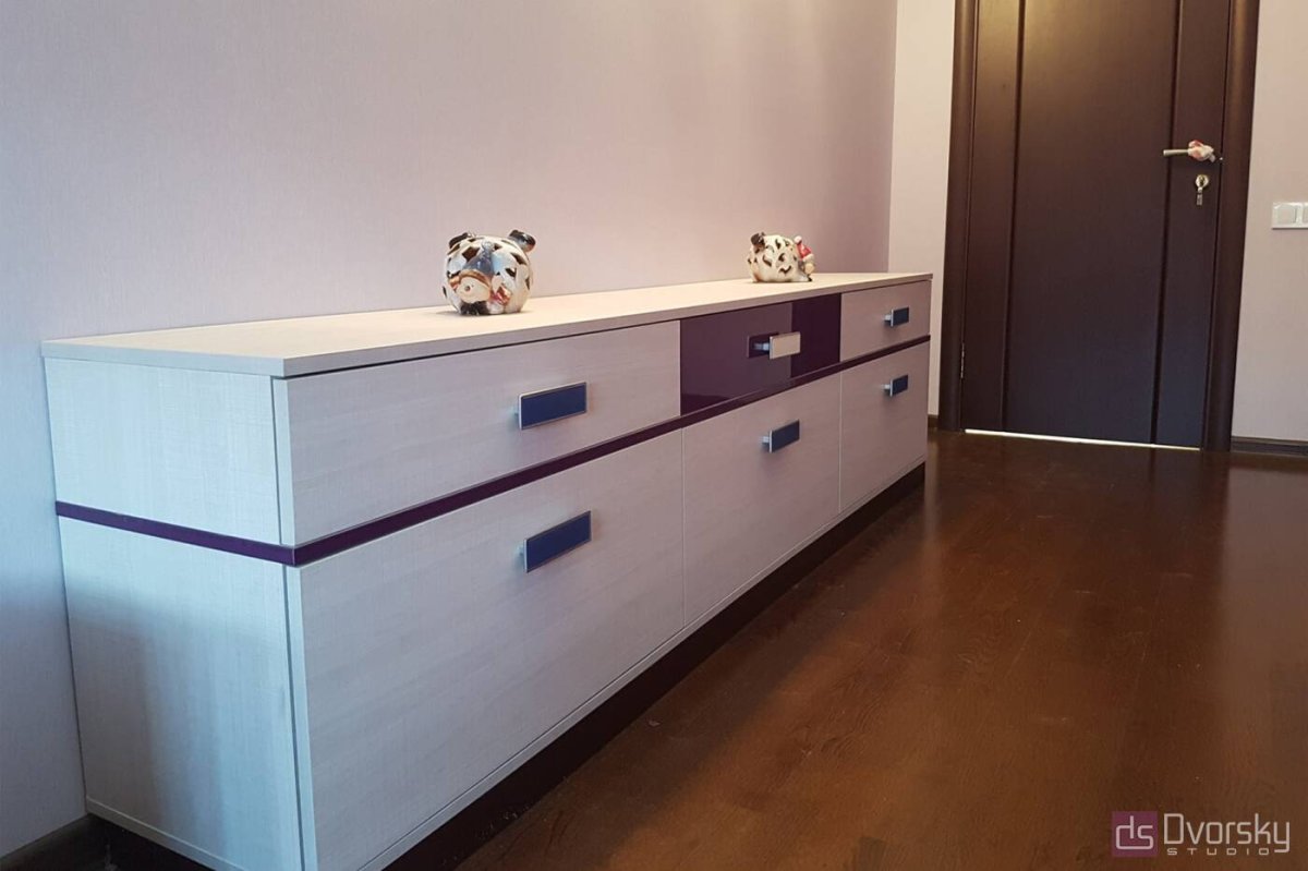 Комод под окном