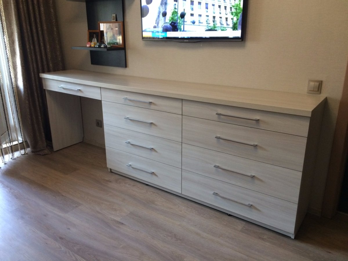 Спальня с большим зеркалом