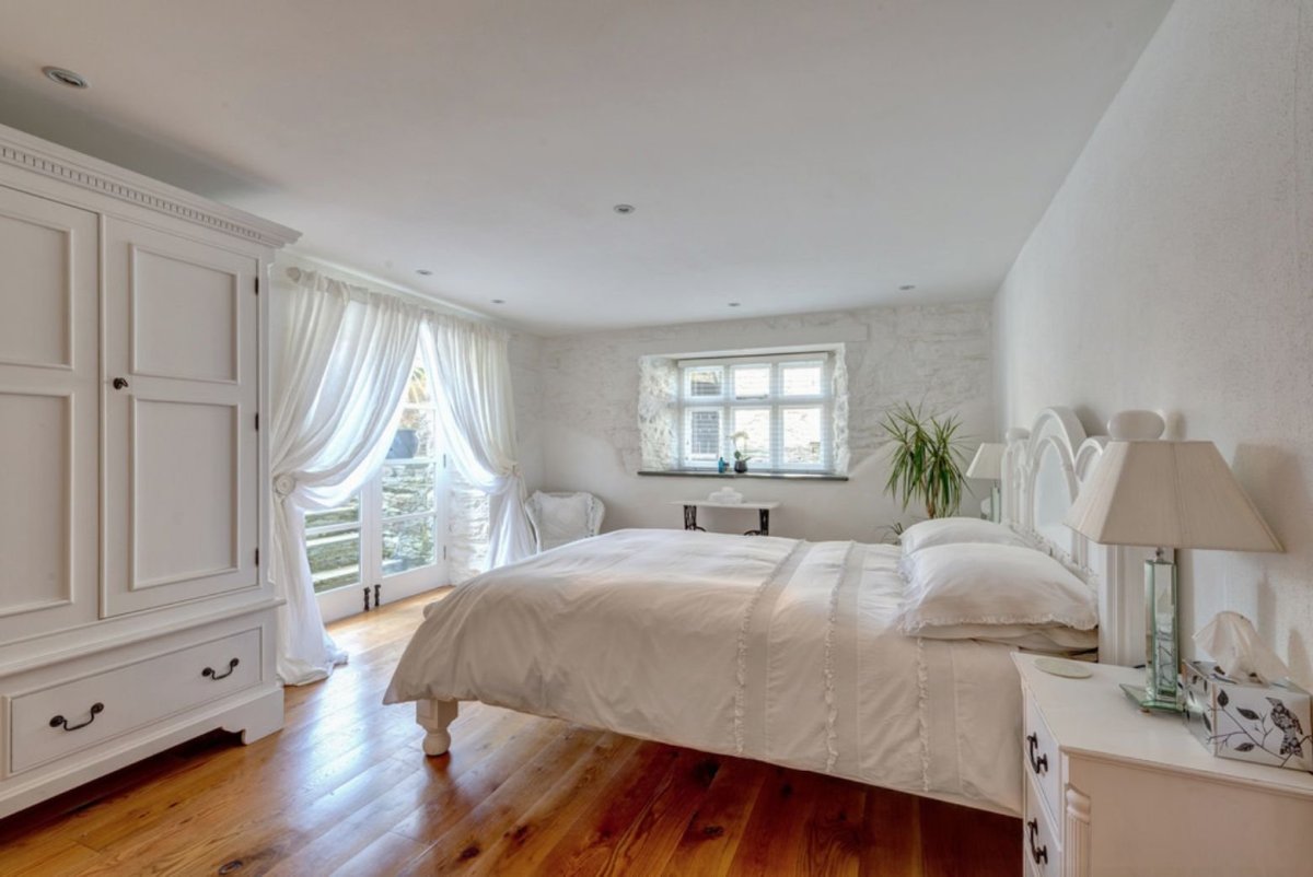 Спальня с деревянным полом