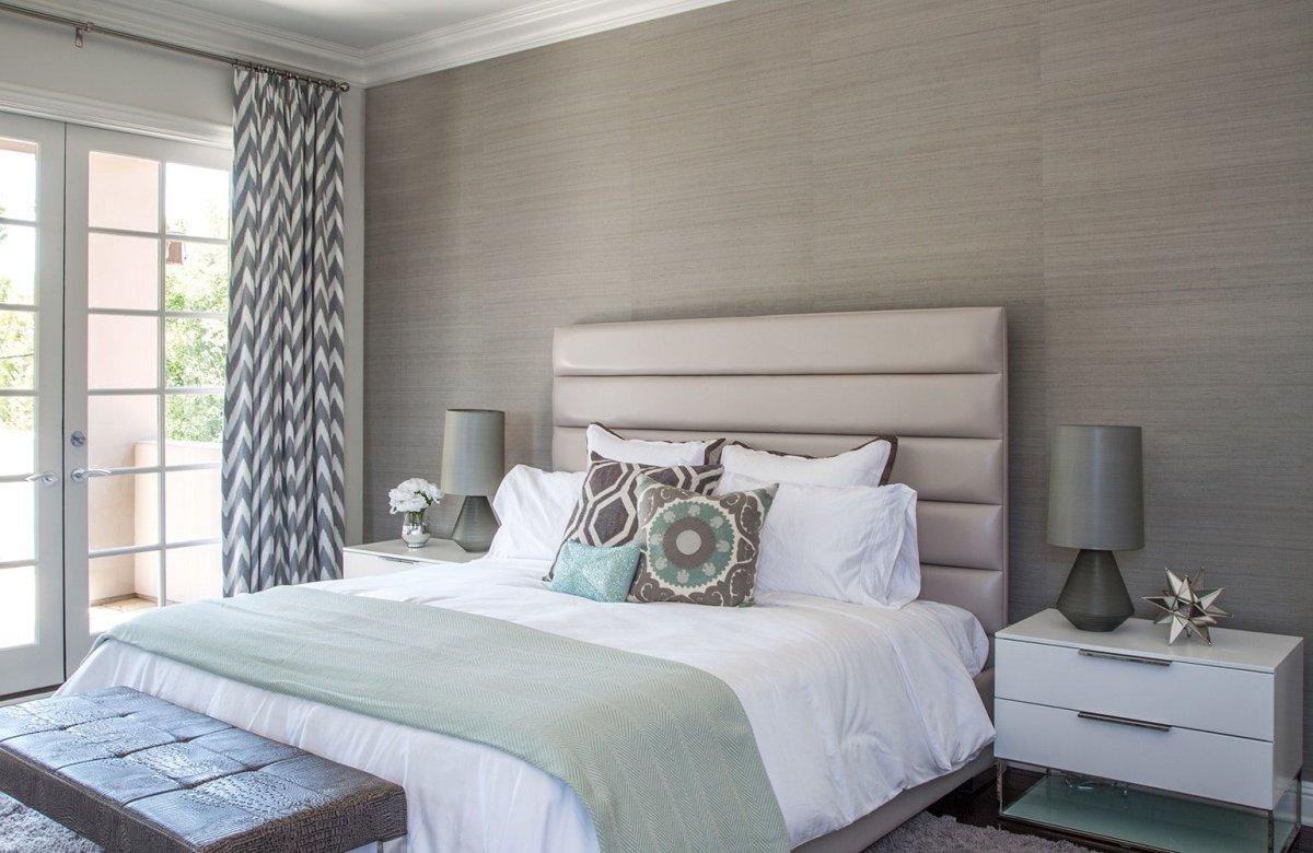 Спальня в постельных тонах серый