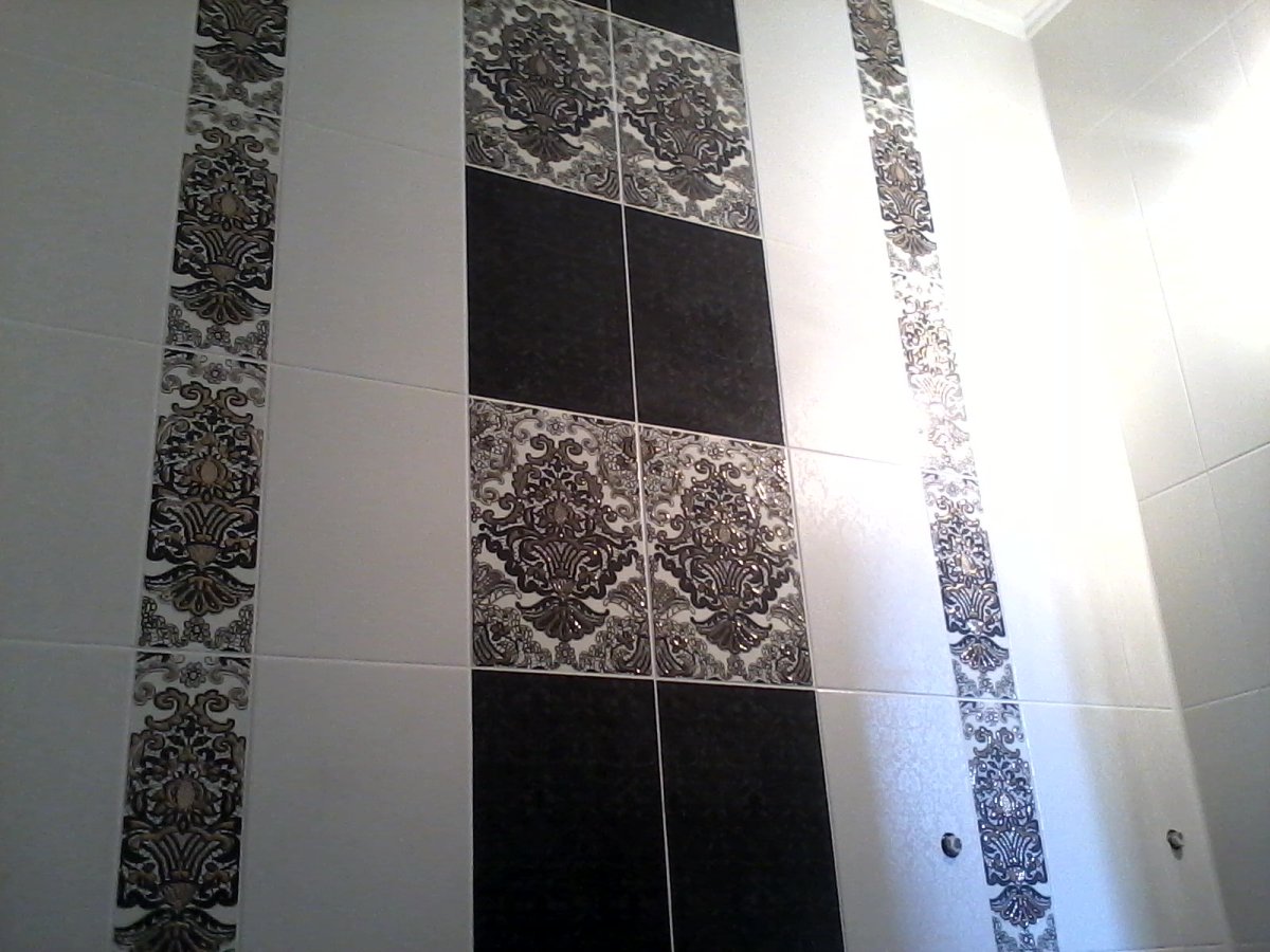 Выкладка плитки в ванной полосы