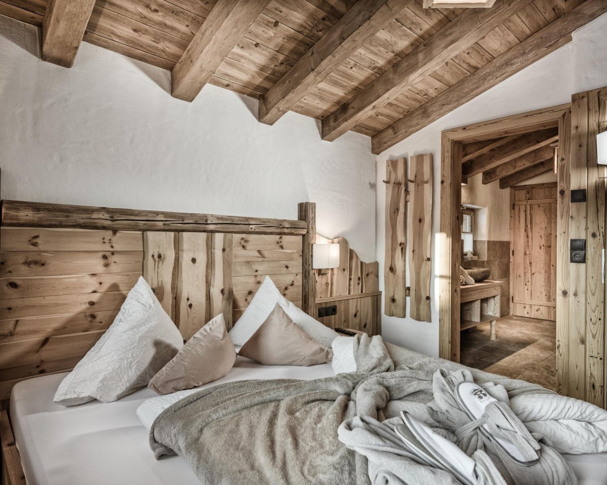 Спальня в стиле альпийского Шале