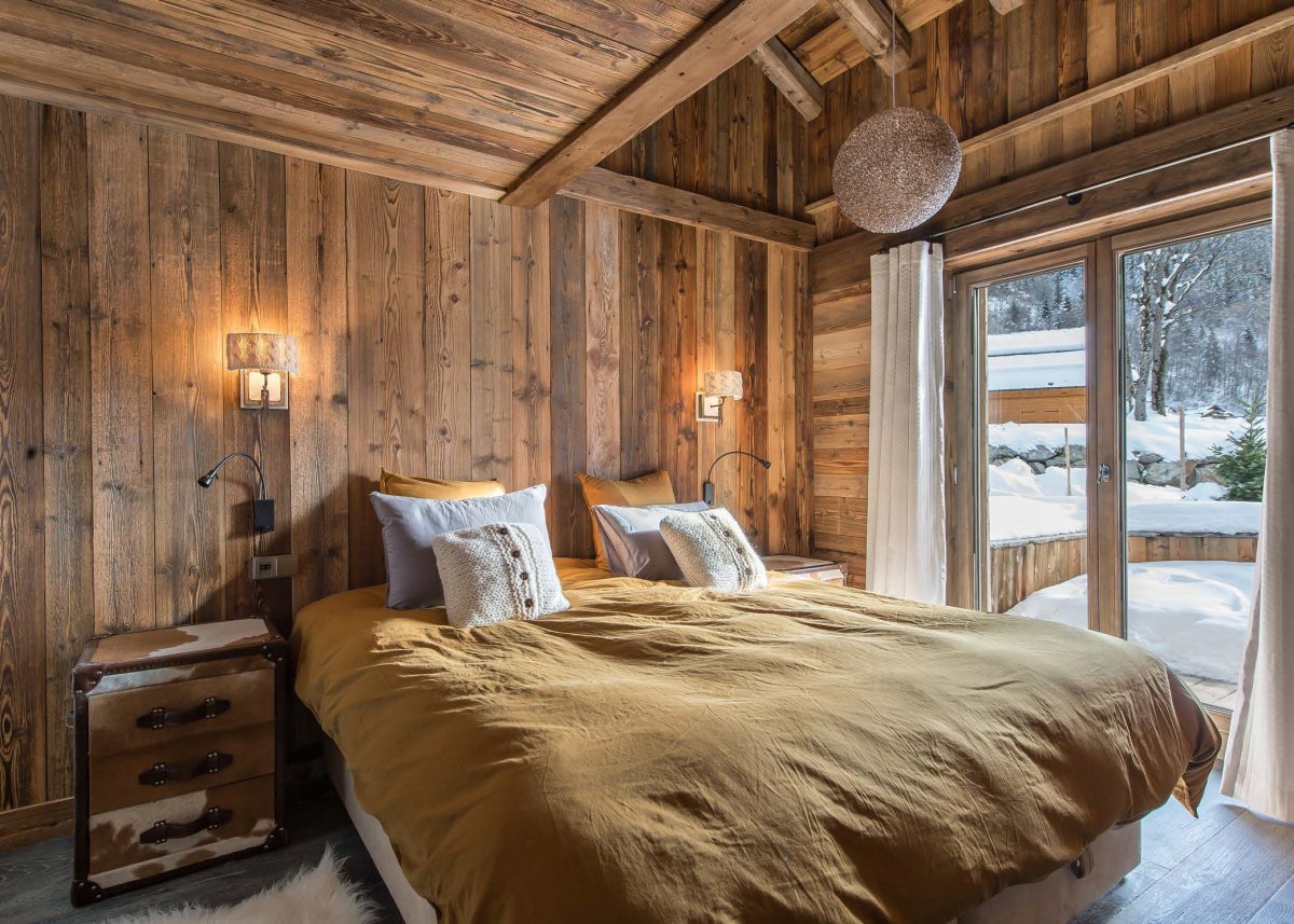 Кровать в стиле Шале