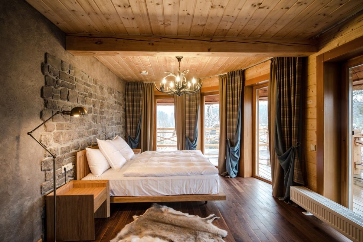 Спальня в темных тонах с деревом