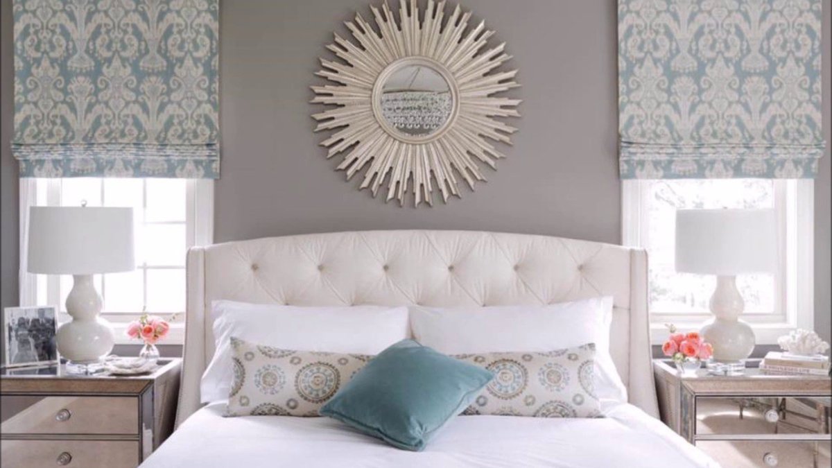 Полка над изголовьем кровати