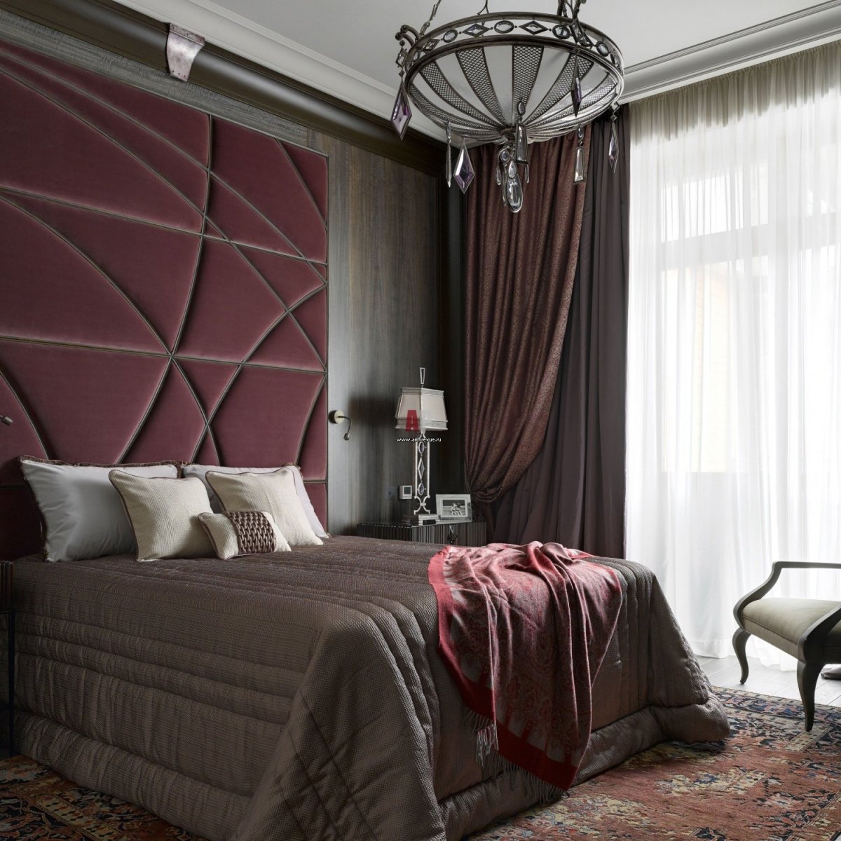 Комната в бордовом цвете