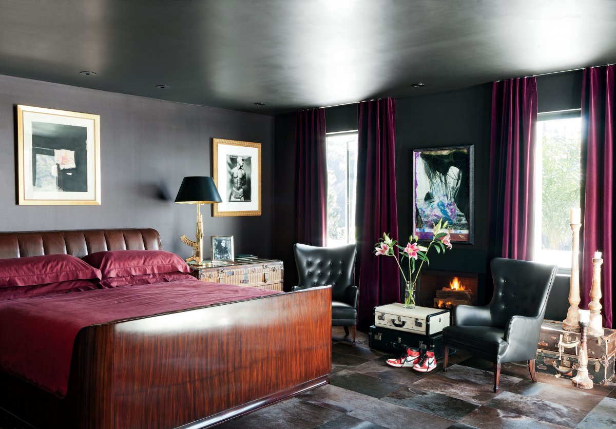 Бордовые обои в спальне