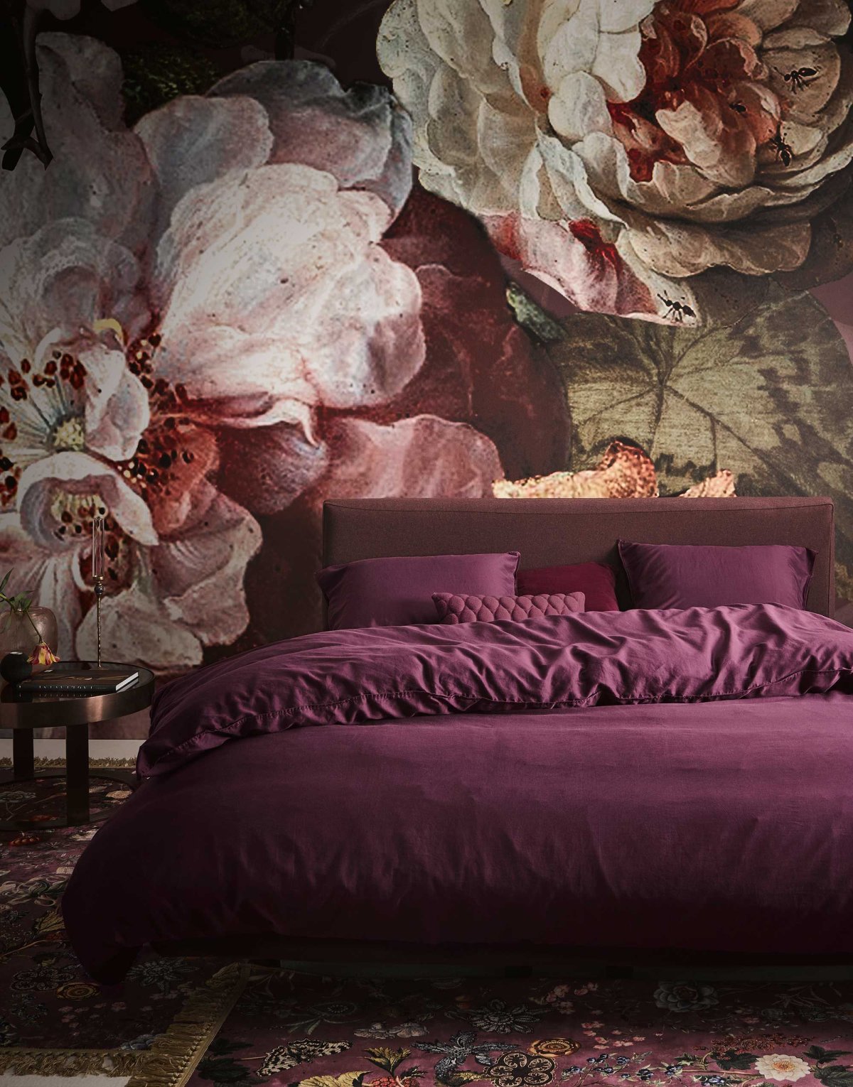 Бордовые шторы в спальне