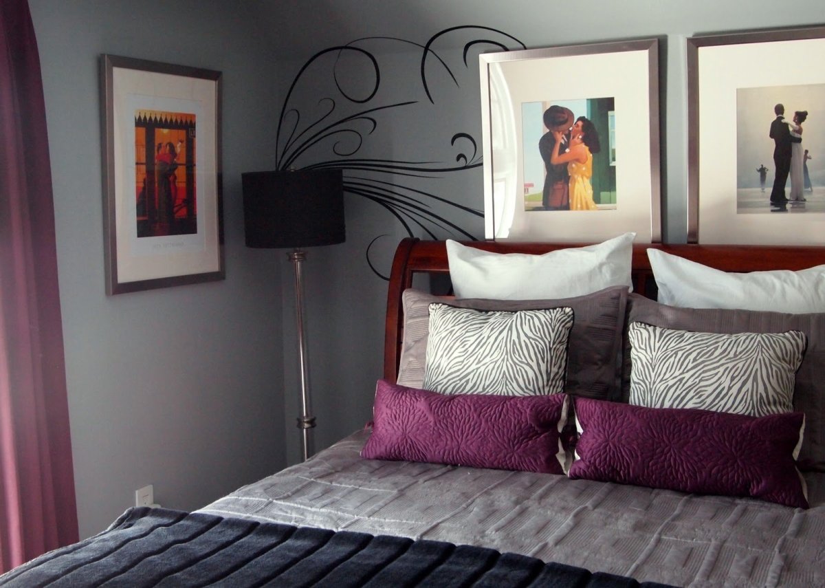 Комната в бордовом цвете