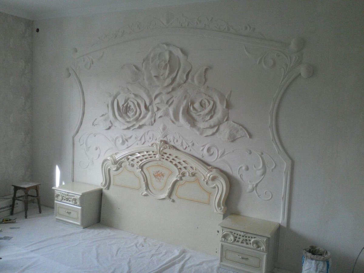 Барельеф на стене в гостиной