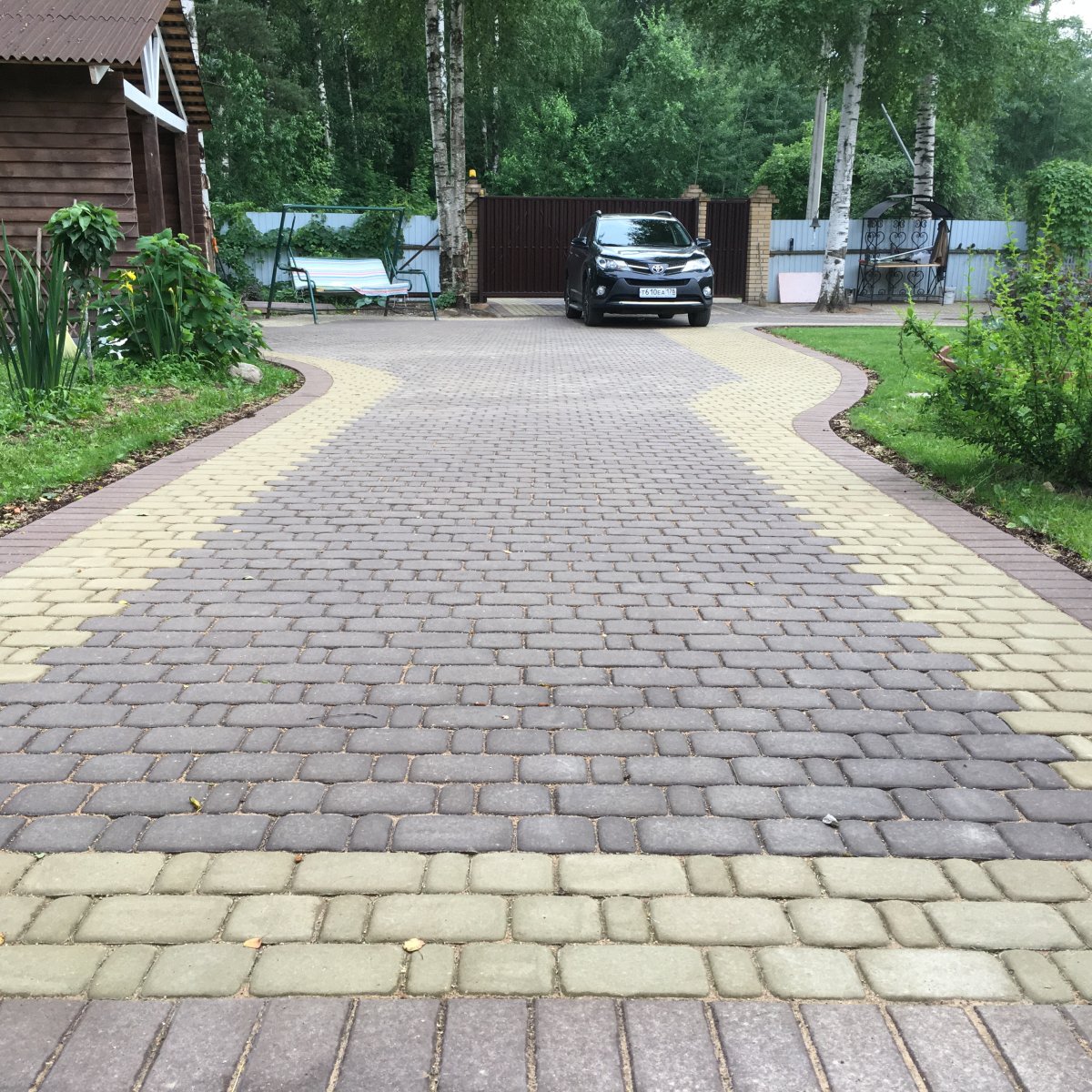Парковка на даче из тротуарной плитки