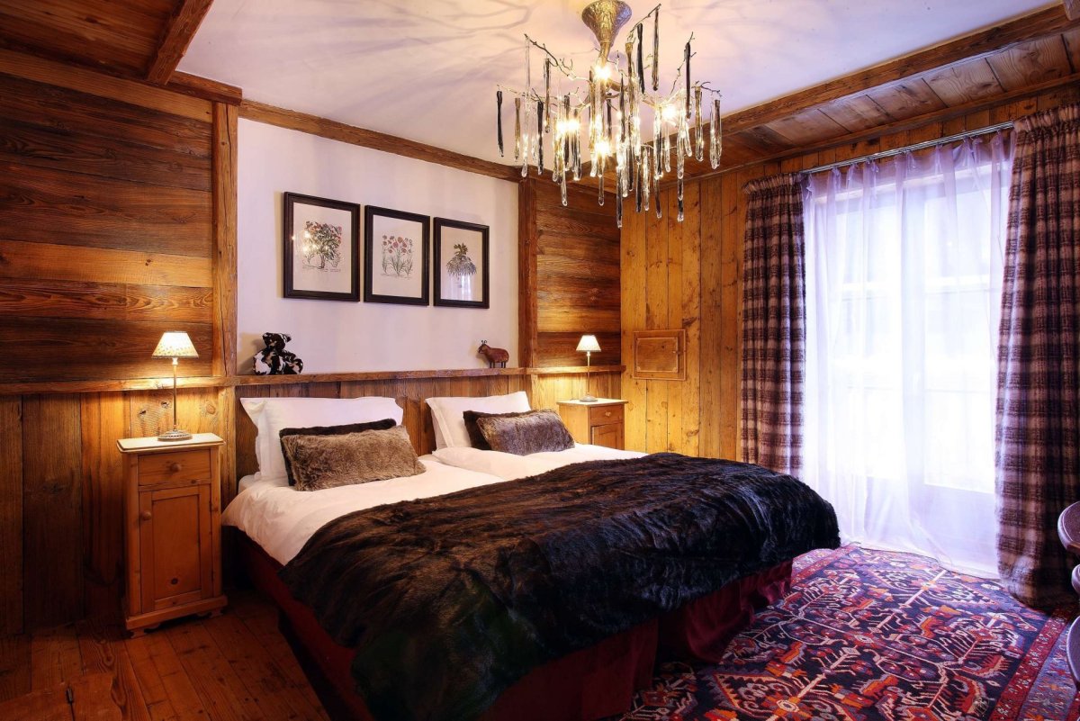 Деревянная стена в спальне