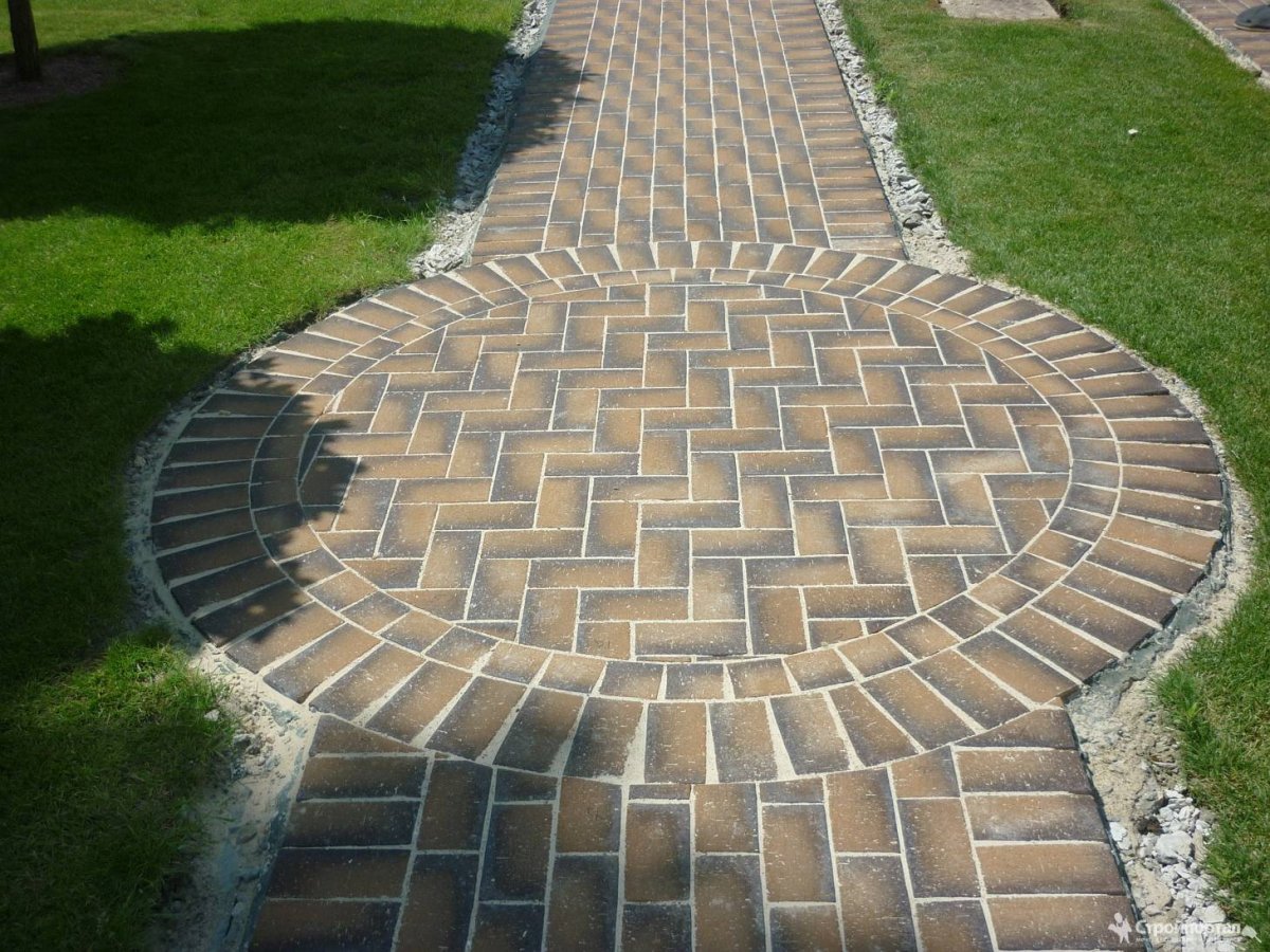 Круг из брусчатки