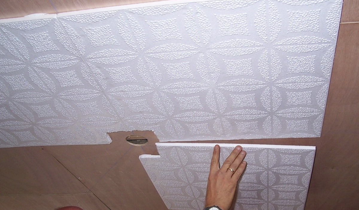 Оклейка потолочными плитами потолок если электрика через потолок