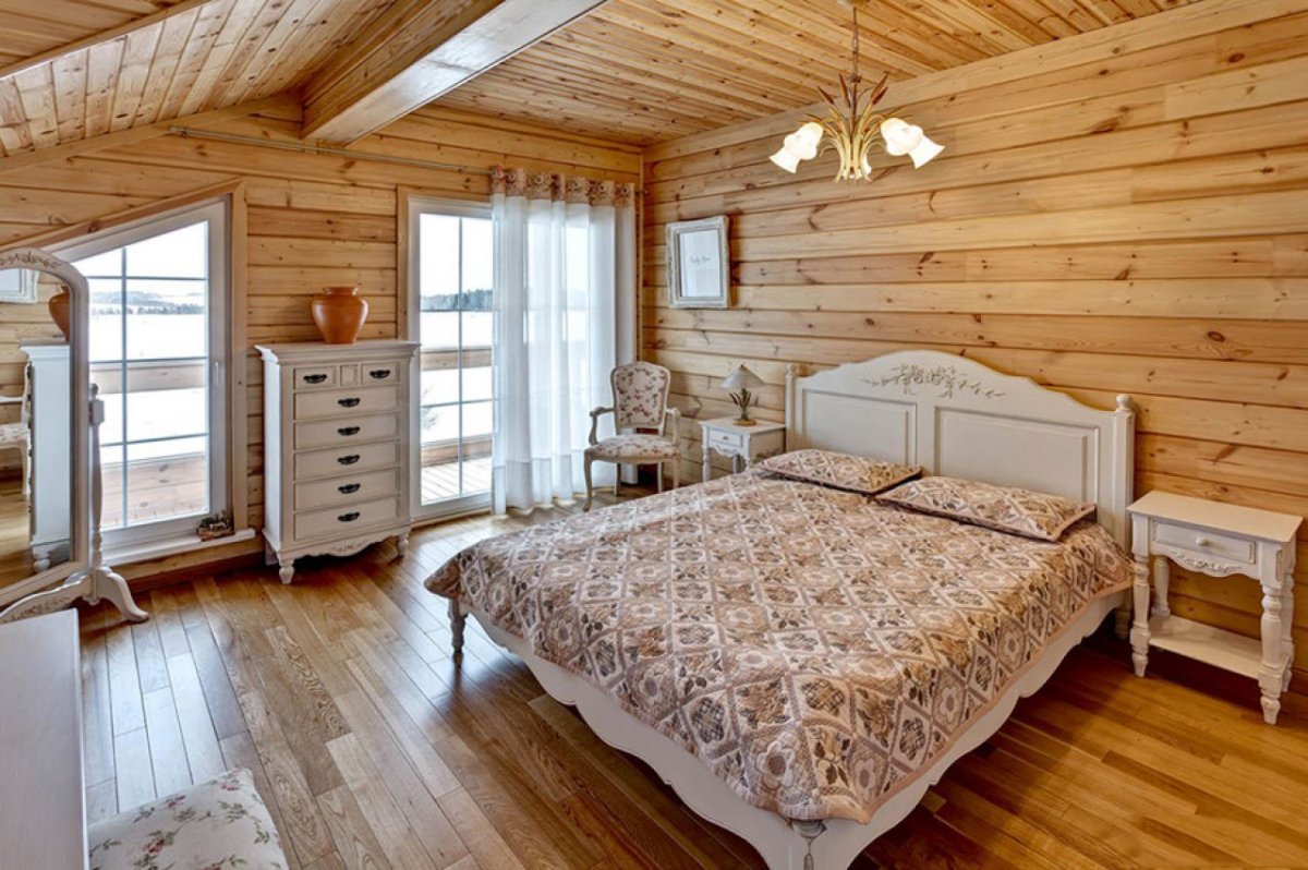 Интерьер спальни в доме из клееного бруса