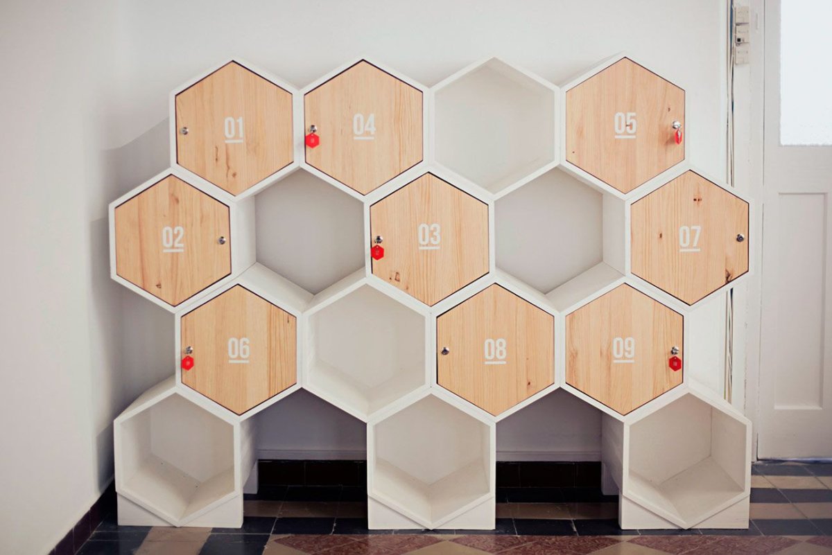 Полки в виде сот