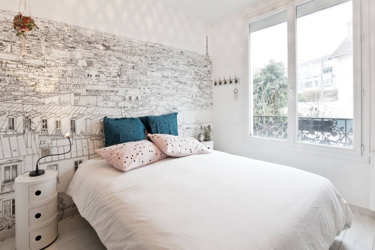 Обои под кирпич в спальне