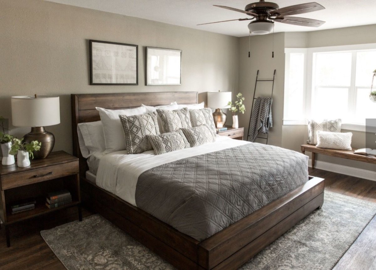 Серо коричневый интерьер спальни