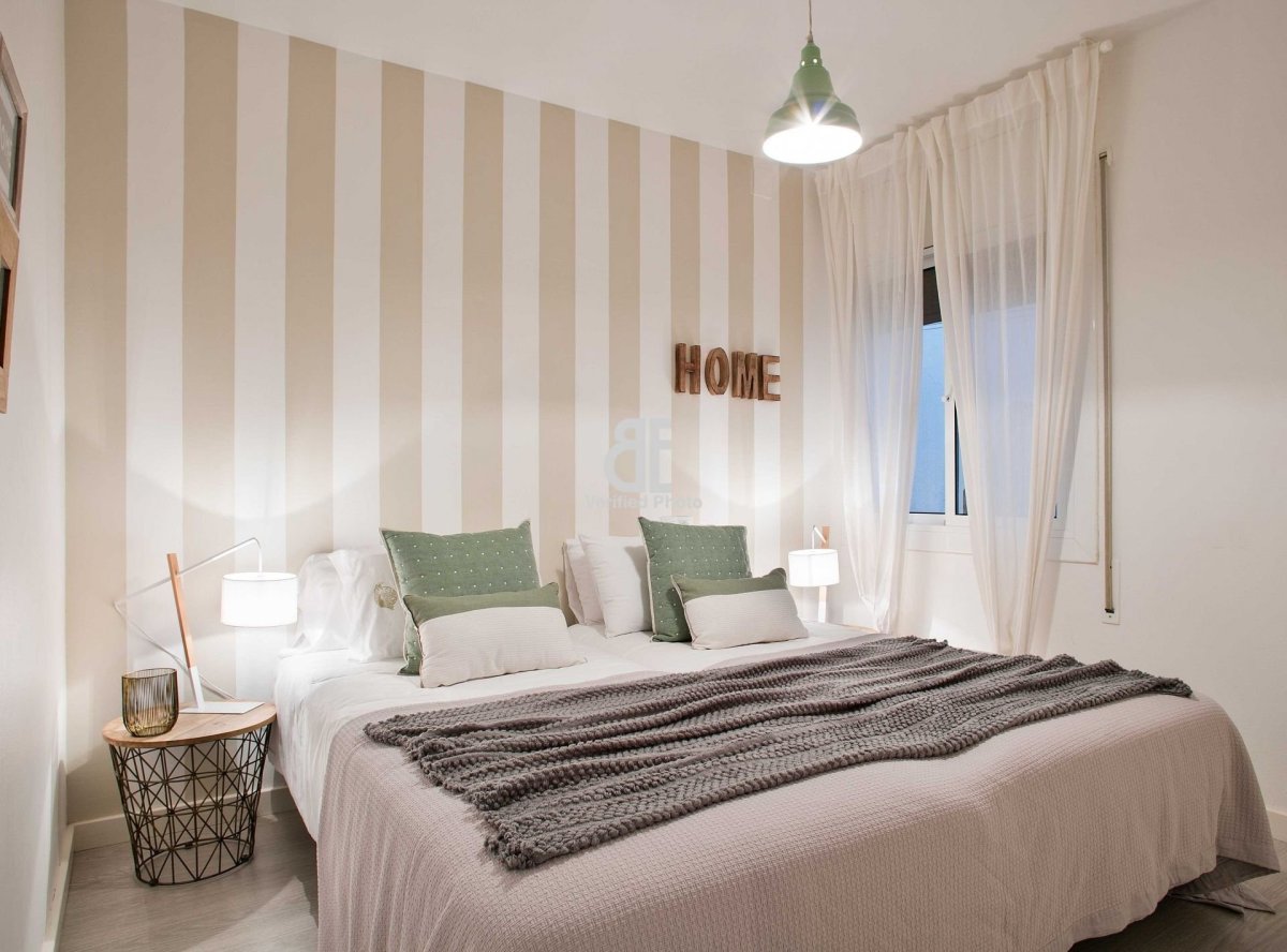 Полоска в интерьере спальни