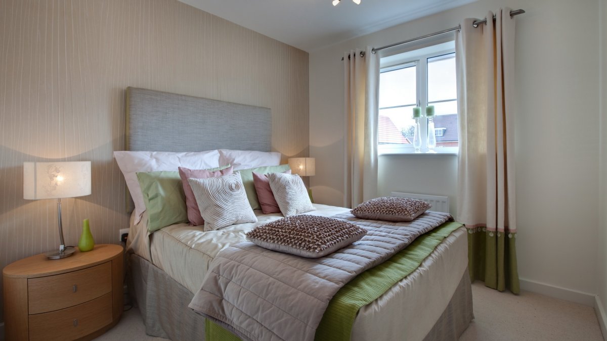 Однотонные стены в спальне