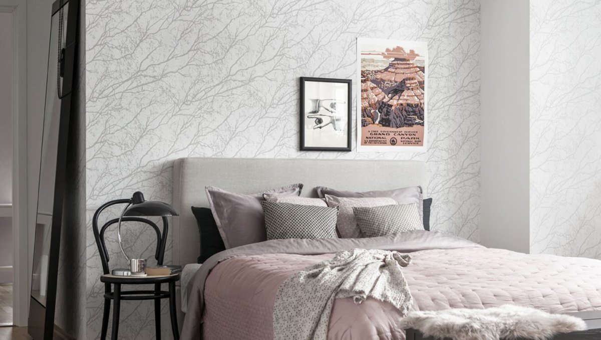 Перья в интерьере спальни