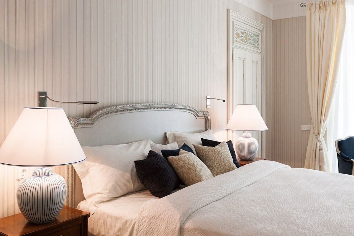 Полоска в интерьере спальни