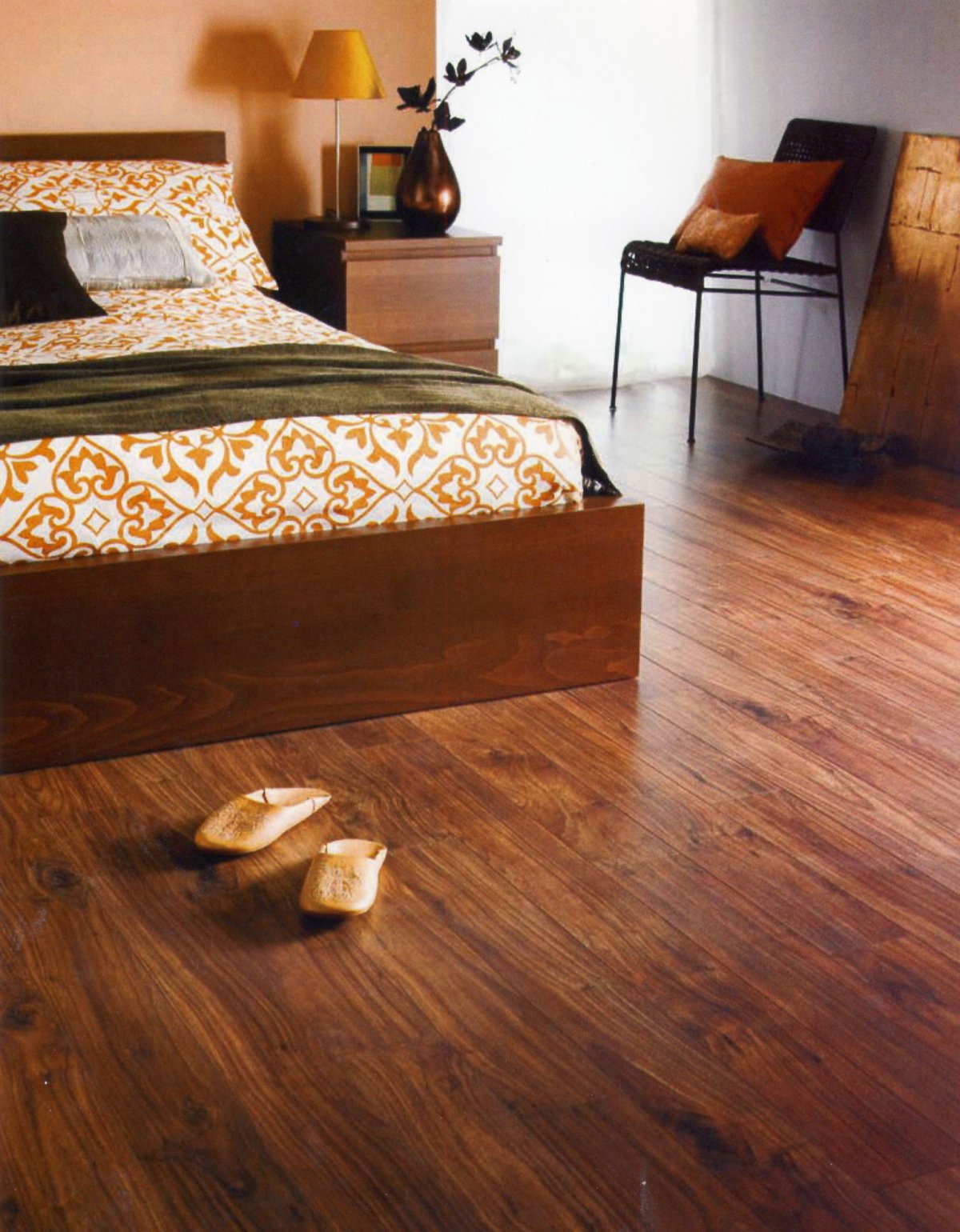 Светлая квартира с темной мебелью