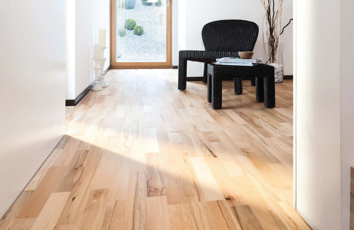 Спальня с деревянными полами