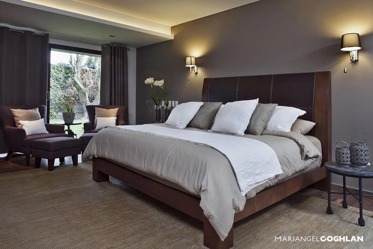 Серая кровать бежевые стены