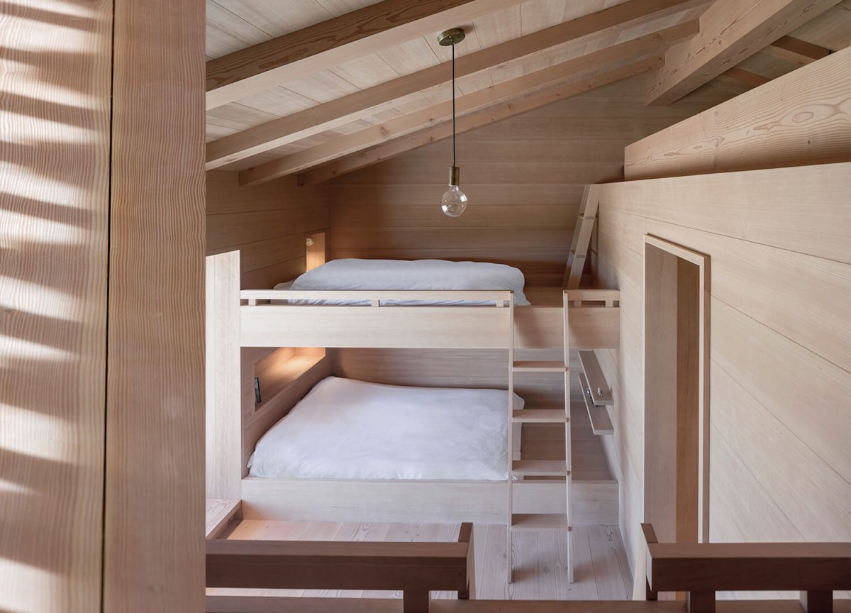 Двухэтажная кровать на мансарде