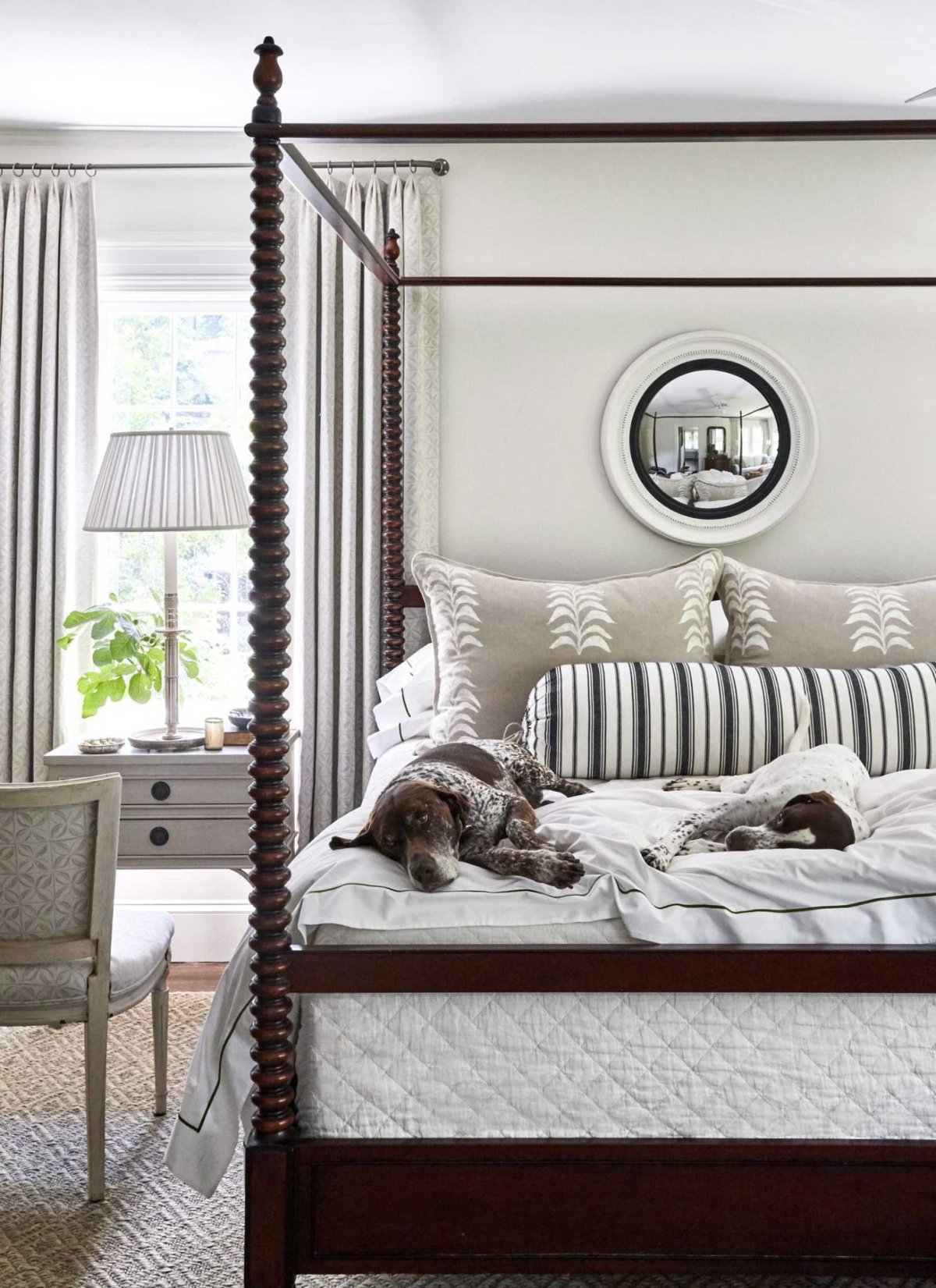 Интерьер спальни с гардеробной в современном стиле