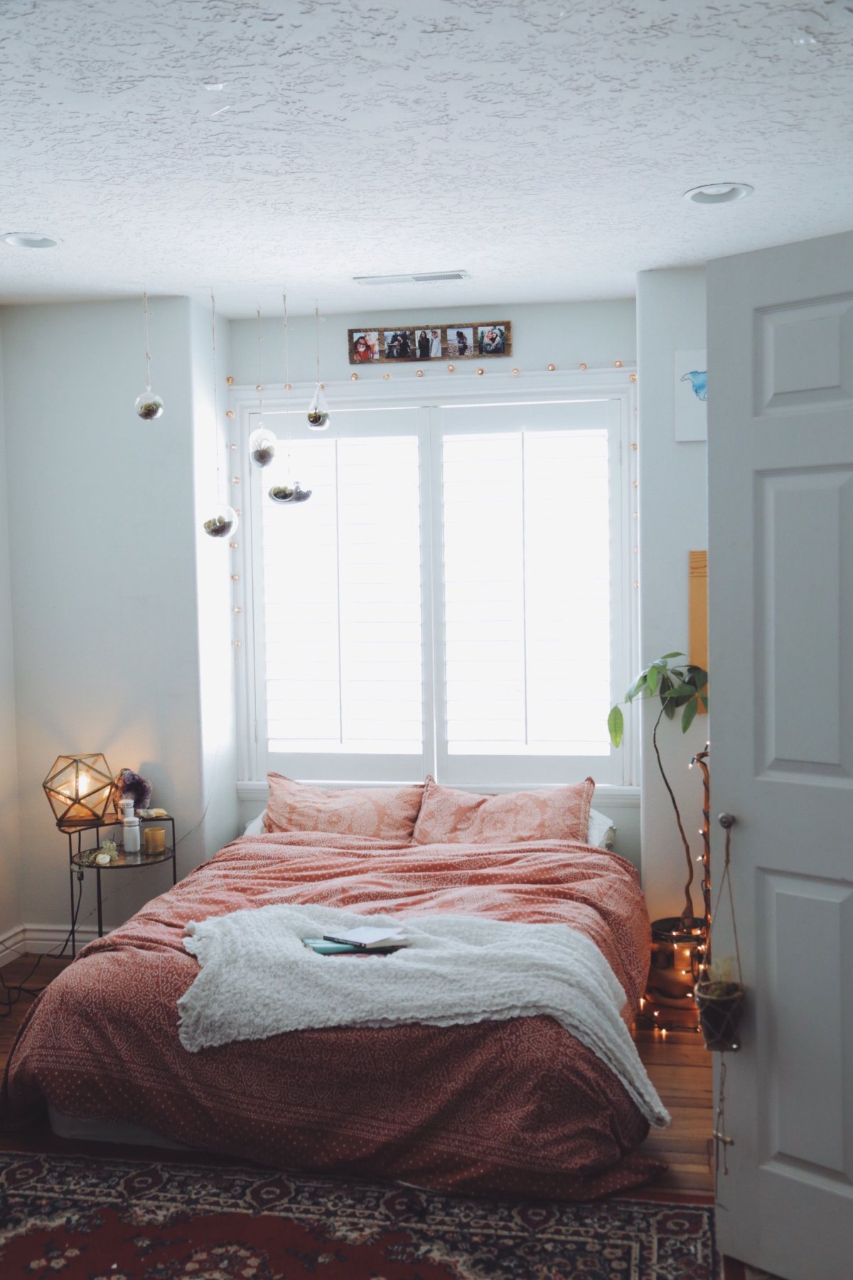 Кровать посередине комнаты