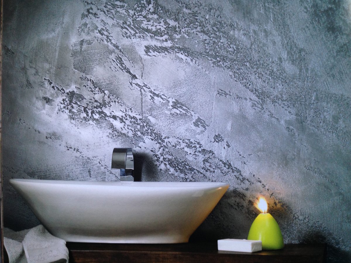 Декоративная штукатурка в туалетной комнате