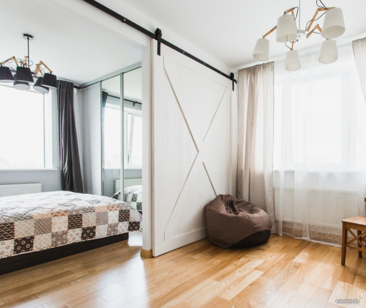 Интерьер комнаты с 2 окнами