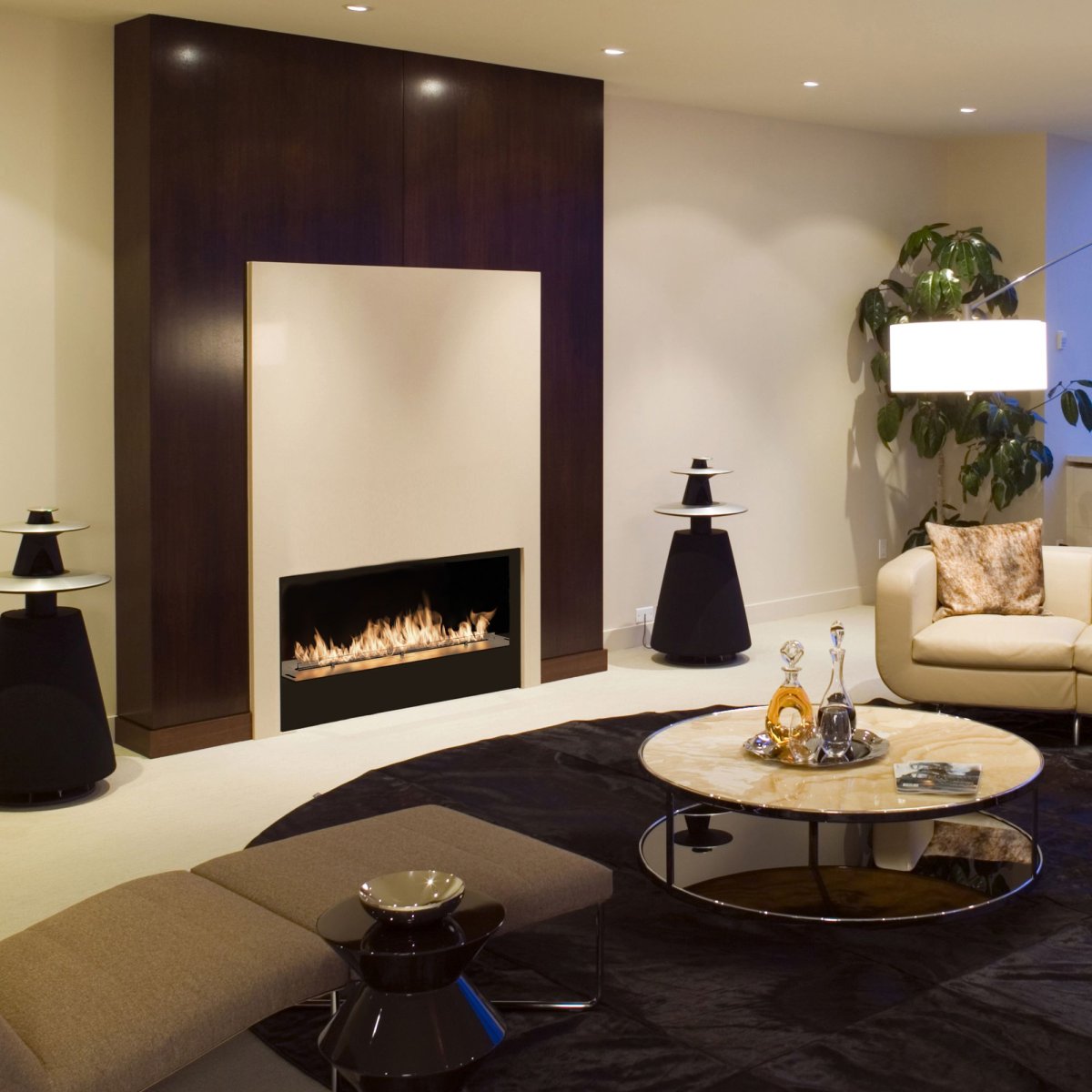 Встроенный камин в гостиной