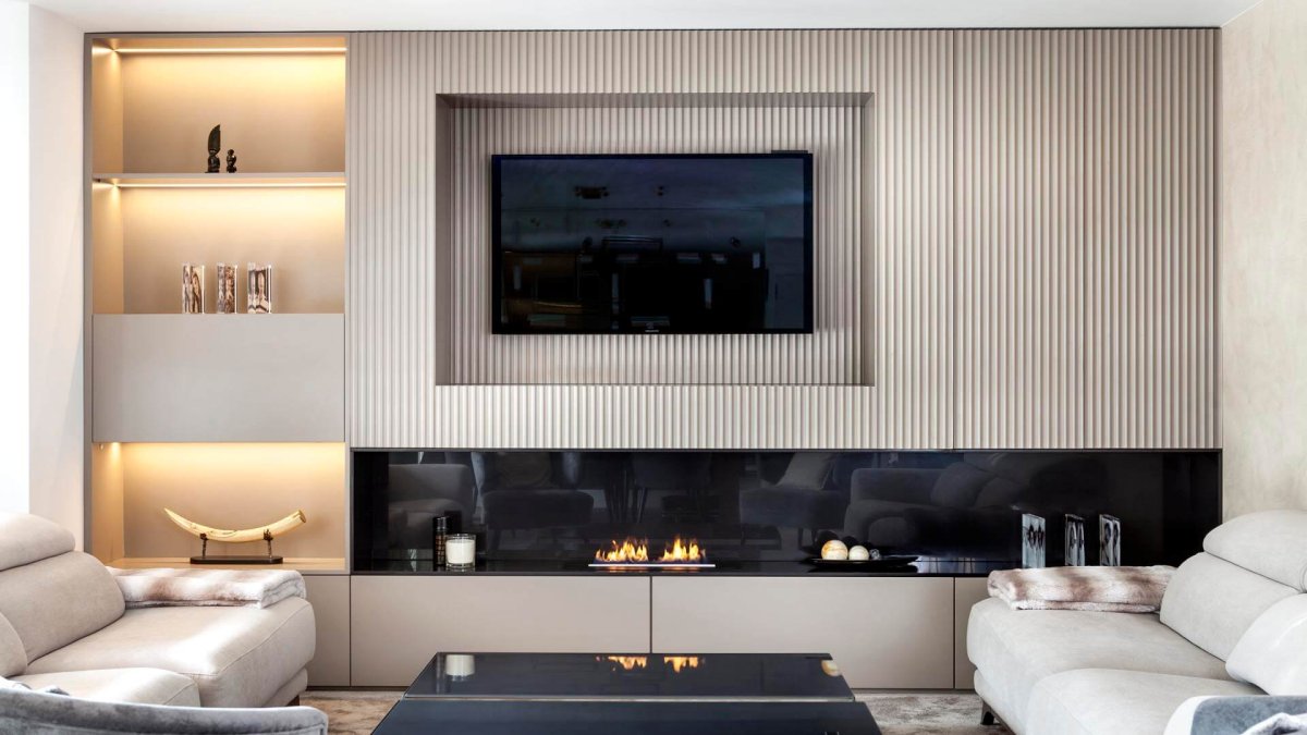 Интерьер с биокамином и телевизором 15 метров